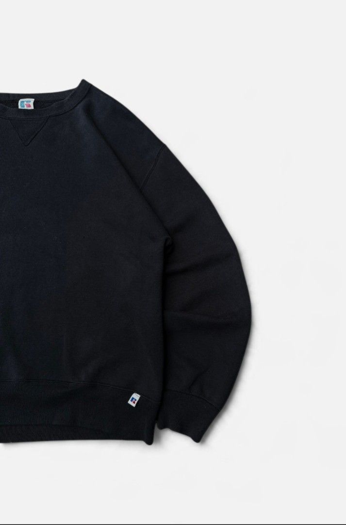 Vtg Russell Athletic Crewneck (Category: Activewear) located in Zamboanga. Submitted by sixthread (Listing ID 1438103478, Image 3). Description: The featured item is a vintage 1990s Russell Athletic blank crewneck sweatshirt. This specific model is highly regarded for its classic sportswear construction and minimalist streetwear aesthetic. Measurement: Lenght: 28 cm Width: 23 cm Vtg Condition.