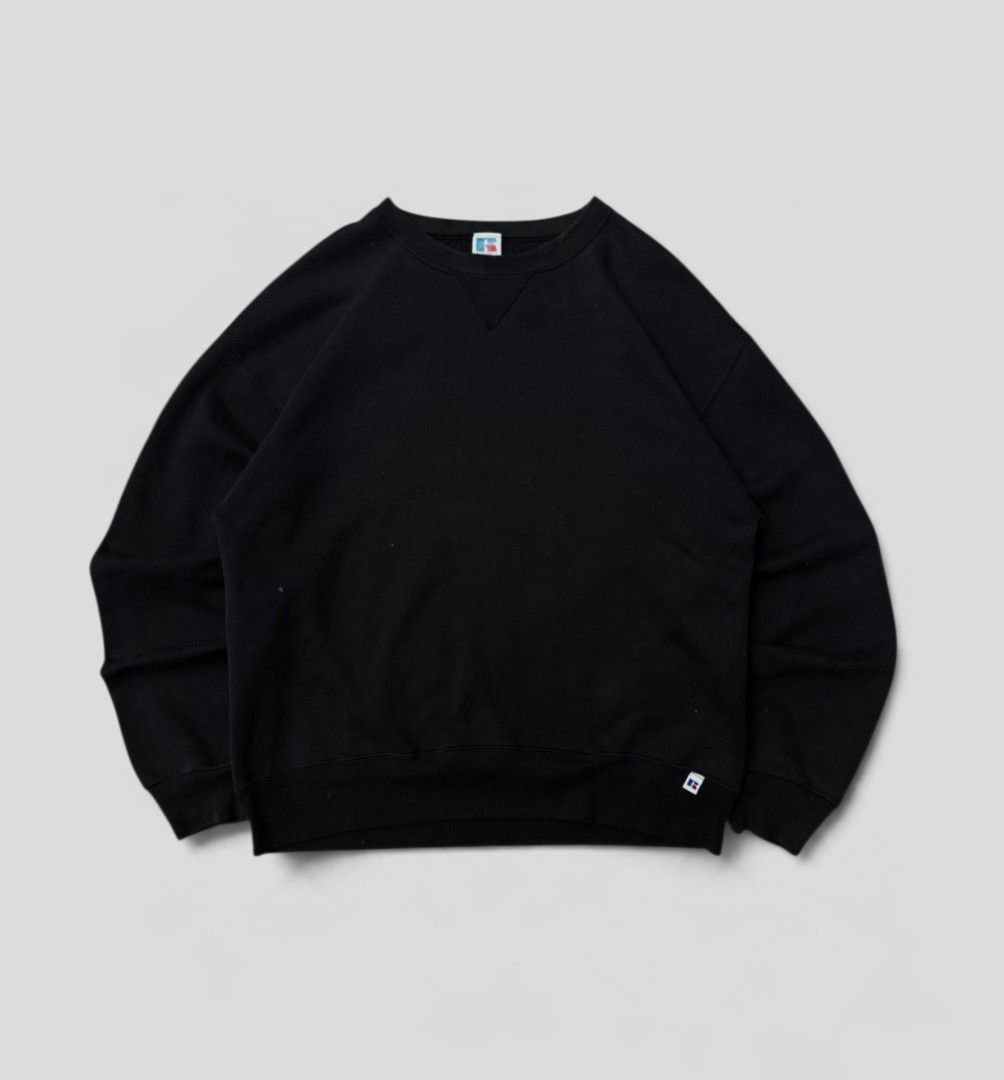 Vtg Russell Athletic Crewneck (Category: Activewear) located in Zamboanga. Submitted by sixthread (Listing ID 1438103478, Image 1). Description: The featured item is a vintage 1990s Russell Athletic blank crewneck sweatshirt. This specific model is highly regarded for its classic sportswear construction and minimalist streetwear aesthetic. Measurement: Lenght: 28 cm Width: 23 cm Vtg Condition.