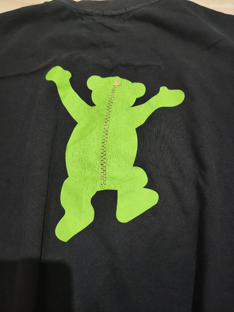 We11done Dark Blue Graphic Bear T-shirt (Category: Tshirts & Polo Shirts ) located in Rizal, Mindoro Occidental. Submitted by finding_ukaygems5103 (Listing ID 1467727609, Image 2). Description: - Brand: We11done - Color: Dark blue with neon green graphic - Design: Gummy bear graphic print on front and back - Details: Rubberized brand logo patch on lower right hem and woven label inside collar - Fit: Short sleeve tee - Condition: Excellent / Pre-l