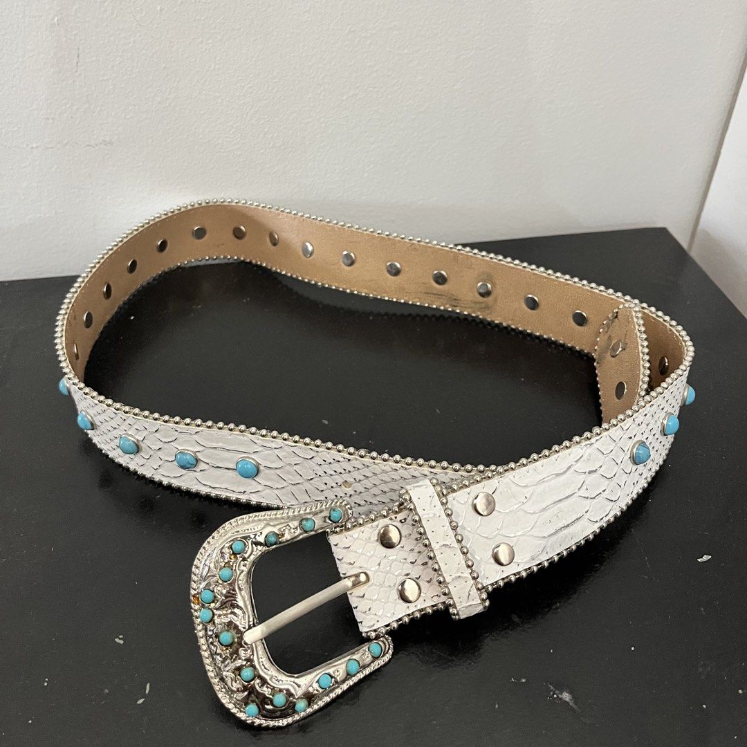 Western Turquoise Studded White Snakeskin Belt (Category: Belts) located in Valencia. Submitted by yaku_lux (Listing ID 1467650147, Image 2). Description: Y2K-style Western Studded Faux-Turquoise Belt Made in japan Excellent Condition.