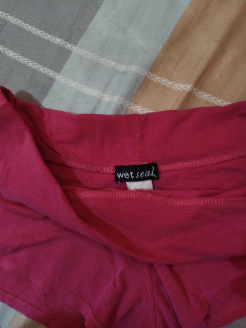 Wet Seal fold-over-low rise shorts (Category: Shorts) located in Alburquerque. Submitted by dzm.ancn0 (Listing ID 1467731655, Image 2). Description: lightweight material.