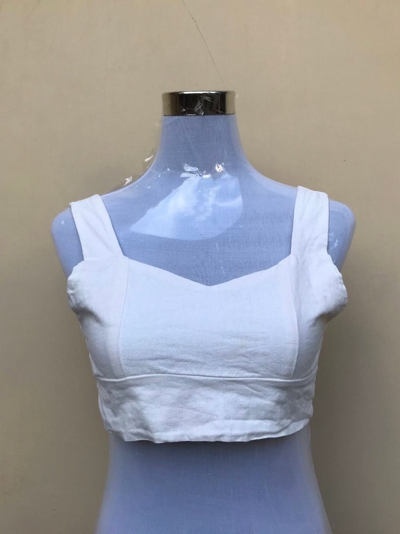 White crop top square neck sleeveless (Category: Sleeveless) located in Quezon City. Submitted by ezrakeith (Listing ID 1467808475, Image 2). Description: - Color: Plain white - Neckline: Sweetheart - Features: Thick straps, structured paneled front design - Fit: Cropped length, pairs easily with high-waisted jeans or skirts - Condition: Clean, excellent pre-loved condition.