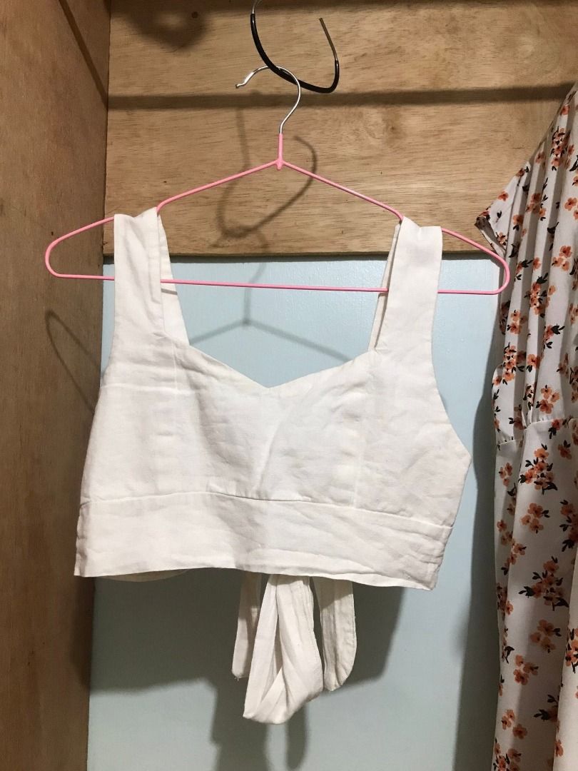 White crop top square neck sleeveless (Category: Sleeveless) located in Quezon City. Submitted by ezrakeith (Listing ID 1467808475, Image 1). Description: - Color: Plain white - Neckline: Sweetheart - Features: Thick straps, structured paneled front design - Fit: Cropped length, pairs easily with high-waisted jeans or skirts - Condition: Clean, excellent pre-loved condition.