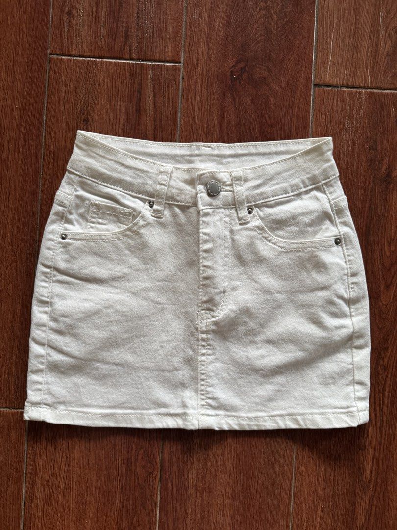 White Denim Mini Skirt (Category: Skirts) located in Manila. Submitted by gemfinderph (Listing ID 1467671882, Image 1). Description: .