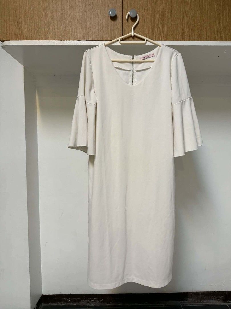 White Dress (Category: Dresses) located in Manila. Submitted by atozstuff (Listing ID 1467649519, Image 1). Description: .