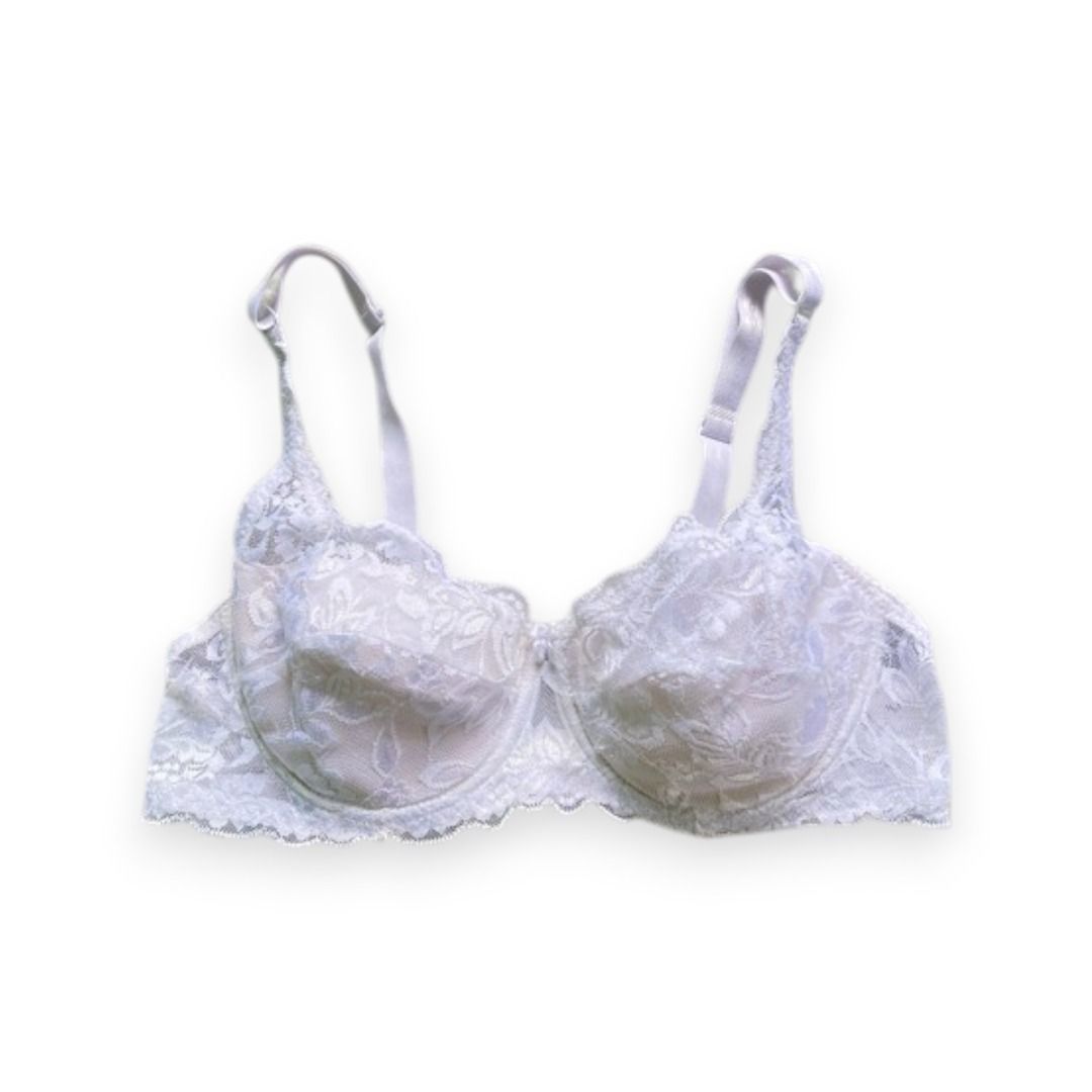 White Lace Bra (Category: Undergarments & Loungewear) located in Rizal. Submitted by sheeraay (Listing ID 1467651613, Image 1). Description: - Color: White -Size: 32-34 B - Design: Delicate floral lace pattern with chic scalloped edges - Support: Built-in underwire for a flattering lift - Comfort: Soft fabric backing inside the cups for extra comfort - Fit: Fully adjustable straps.