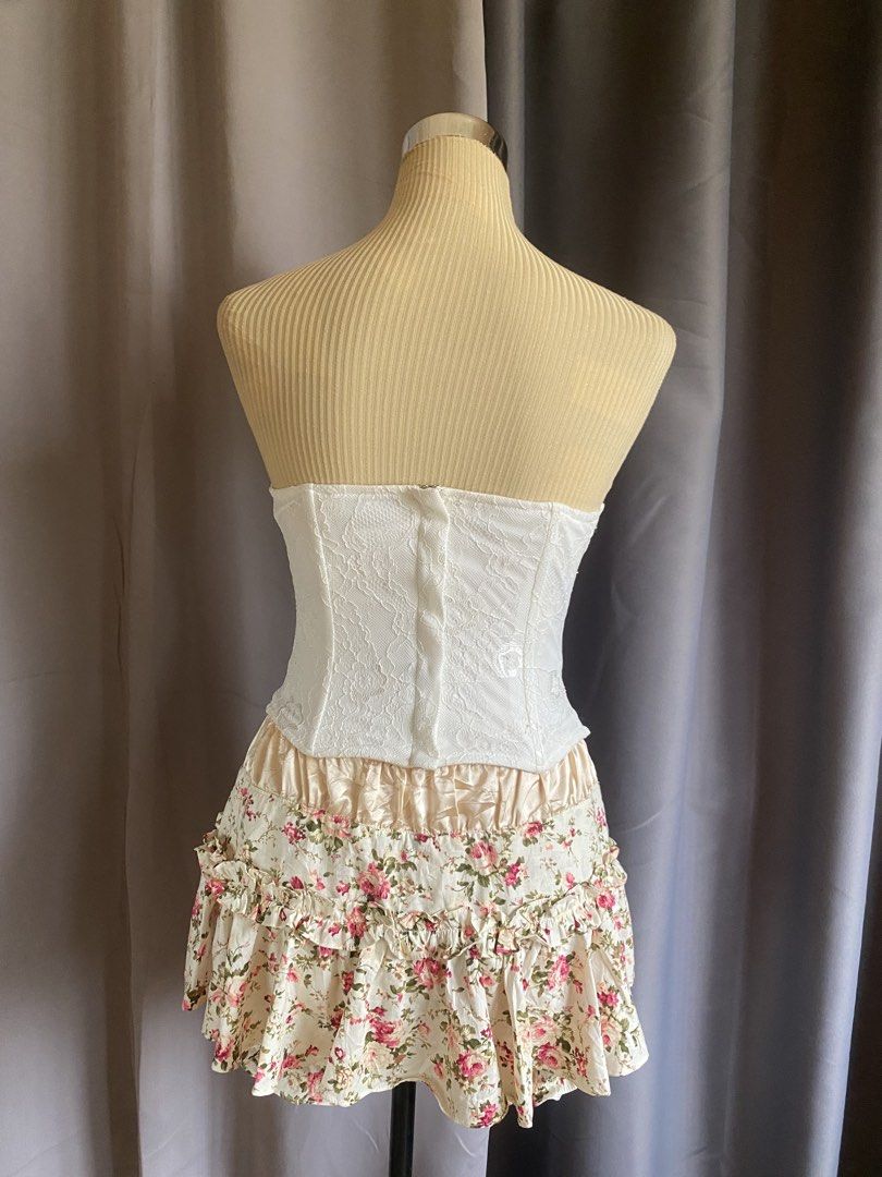 Lioness White Lace Strapless Corset Bustier Top (Category: Sleeveless) located in Cagayan de Oro. Submitted by curated_closetph (Listing ID 1467765713, Image 3). Description: — Size : XS - S — Color: White — Sheer floral lace overlay for a romantic look — Strapless sweetheart neckline — Molded underwire cups for support and shaping — Internal boning for a cinched waist — Adjustable multi-row hook-and-eye back closure — Straight hemline for versat
