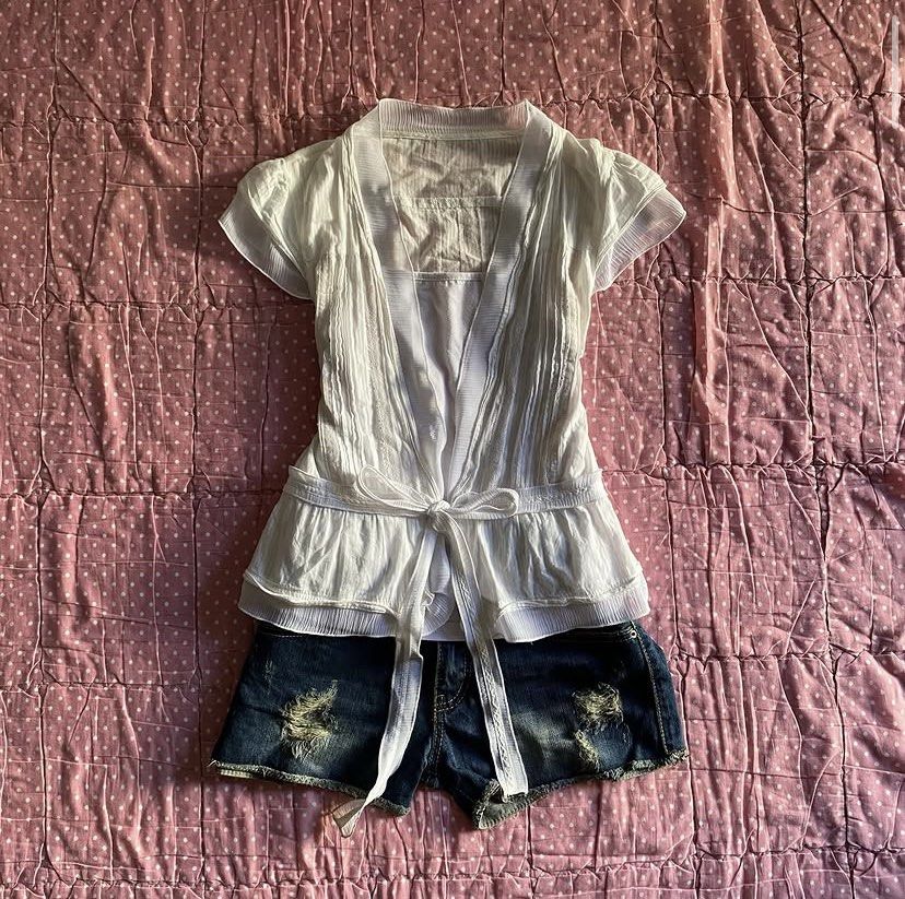 White layered short sleeve top with tie front (Category: Blouses) located in Dasmarinas. Submitted by lihyienne (Listing ID 1467688336, Image 1). Description: bought this from ig thrift shops for 350 pesos (pic came from their acc) sadly it does not fit me :(( can provide proof of transaction bought this for 350 + sf - small - med.