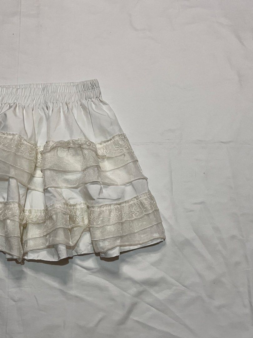 White layered skirt with inner (Category: Skirts) located in Santa Rosa. Submitted by spanishlattelxver (Listing ID 1467739513, Image 2). Description: ⋆ 𝒷𝓇𝒶𝓃𝒹 : — ⋆ 𝓈𝒾𝓏𝑒 : 24-36 ⋆ 𝒻𝓁𝒶𝓌𝓈 : none 𓏲ּ𝄢 𝒹𝑒𝓉𝒶𝒾𝓁𝓈 : pretty layered deets! 🤍 ⋆˚꩜｡ 𝒎𝒊𝒏𝒆 : ₱209.