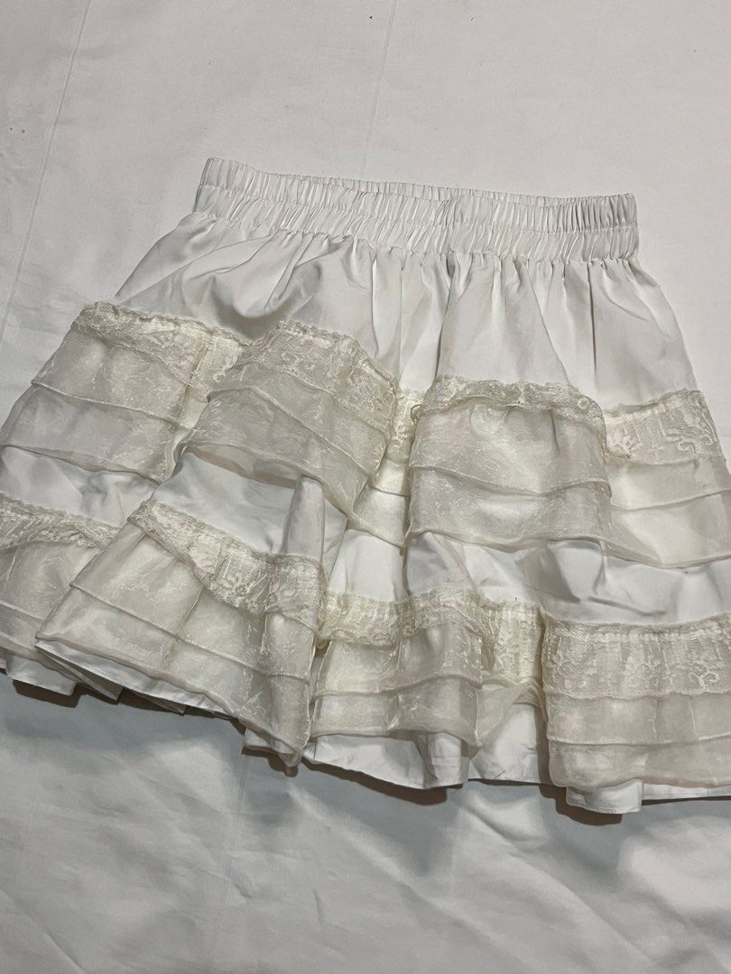 White layered skirt with inner (Category: Skirts) located in Santa Rosa. Submitted by spanishlattelxver (Listing ID 1467739513, Image 3). Description: ⋆ 𝒷𝓇𝒶𝓃𝒹 : — ⋆ 𝓈𝒾𝓏𝑒 : 24-36 ⋆ 𝒻𝓁𝒶𝓌𝓈 : none 𓏲ּ𝄢 𝒹𝑒𝓉𝒶𝒾𝓁𝓈 : pretty layered deets! 🤍 ⋆˚꩜｡ 𝒎𝒊𝒏𝒆 : ₱209.