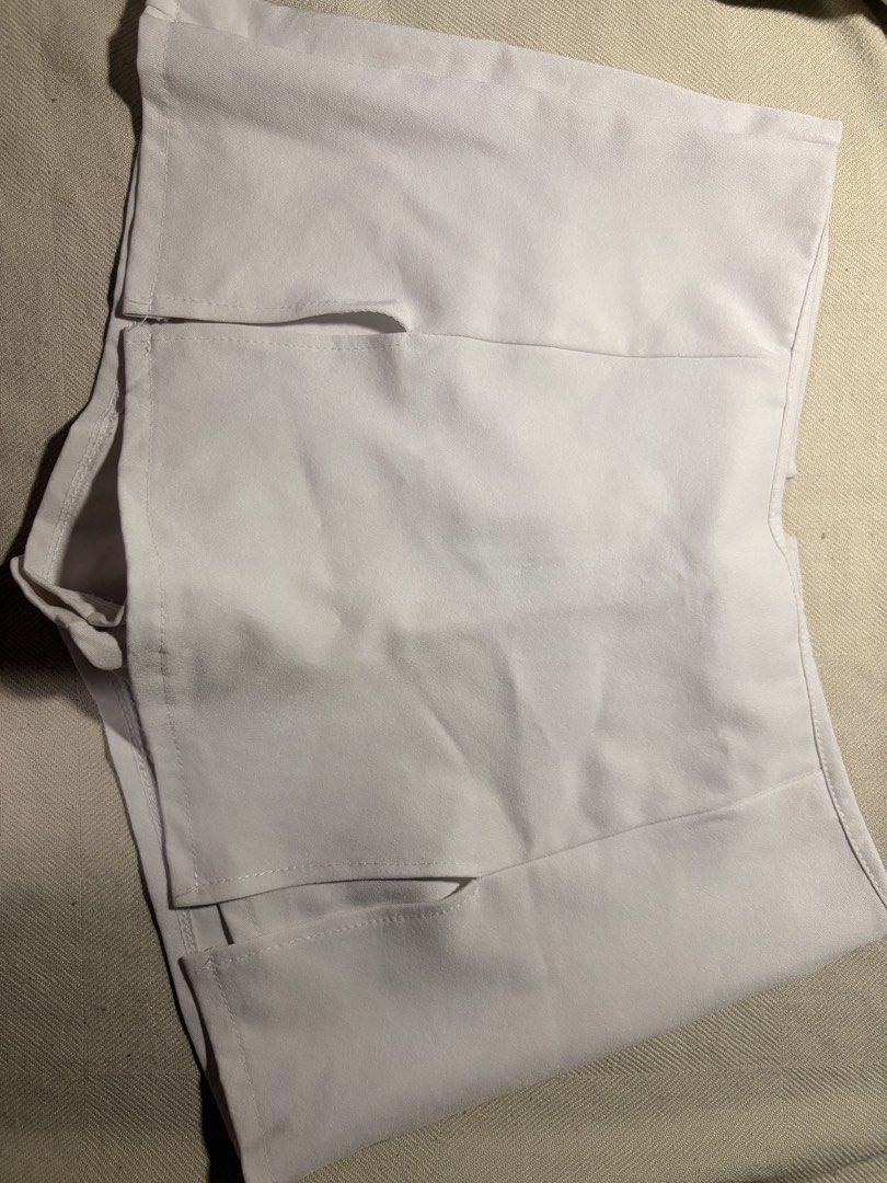 White mini Skort with slit (Category: Skirts) located in Quezon City. Submitted by kaye1001 (Listing ID 1467808718, Image 2). Description: Small WORN 3x RFS- decluttering NO TO SCAMMERS/FAKE BUYERS PLS. Delivery- Lalamove/move it/maxim Payment- gcash/maribank/gotyme/maya.