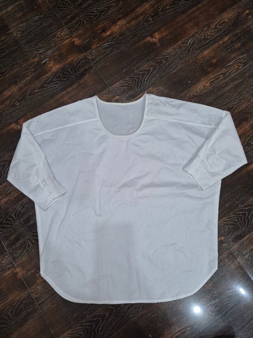 White Oversized Blouse (Category: Blouses) located in Santa Cruz. Submitted by deenem (Listing ID 1467618825, Image 2). Description: Like New😍👌 No flaws👌 Can fit M-L Asian (Measurements laid flat in inches) Bust:26.5 Armhole:7 Lenght: 27.