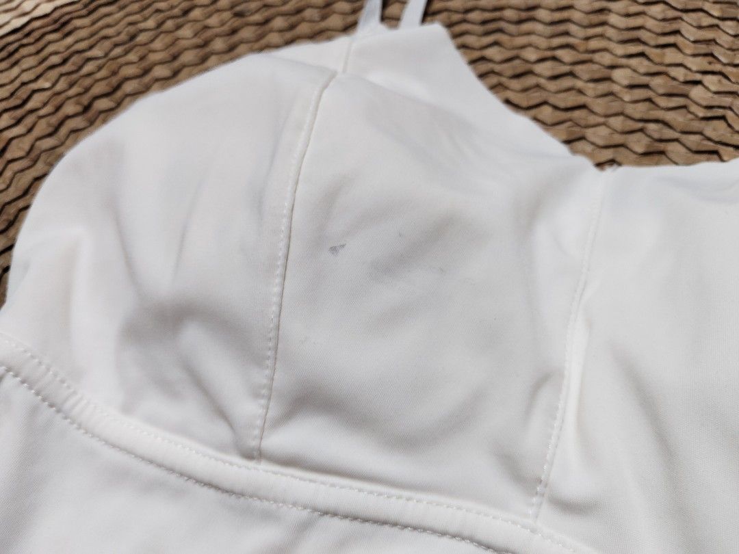 White Padded Camisole Top with Adjustable Straps (Category: Sleeveless) located in San Juan City. Submitted by rhennx (Listing ID 1467801141, Image 2). Description: ✨50 pesos 📌Small 📌Padded (Built in) 📌 Adjustable stap ‼️Issue: see photo below.