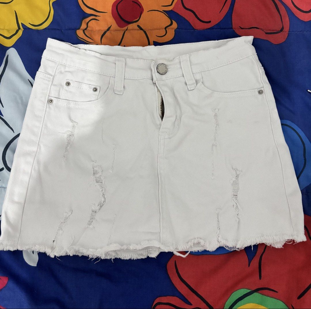 White Plain Denim Skirt (Category: Skirts) located in San Fernando. Submitted by _itsmedani (Listing ID 1467746516, Image 1). Description: Bought @Thailand Size: 25-26 (Semi stretch) No flaws/issues PAYMENT FIRST VIA GCASH/BANK TRANSFER.