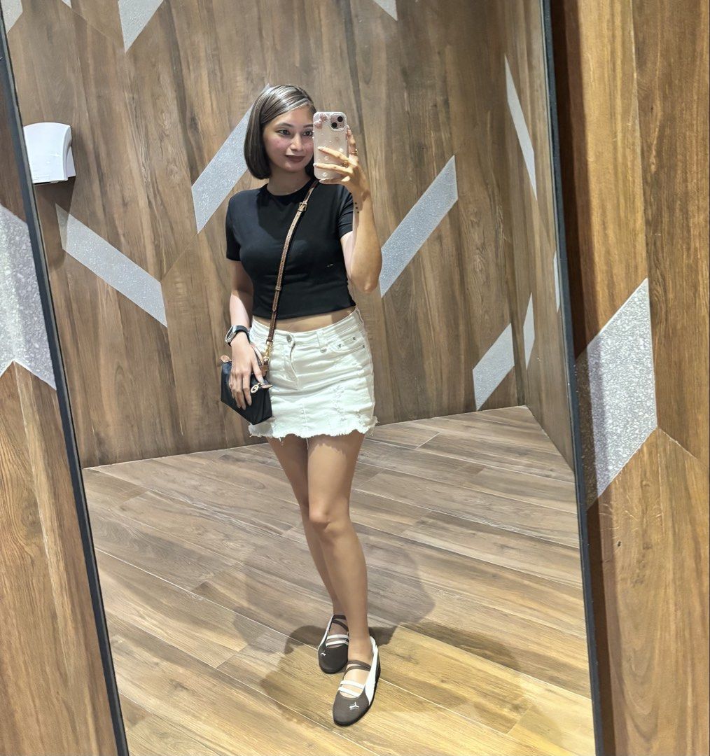 White Plain Denim Skirt (Category: Skirts) located in San Fernando. Submitted by _itsmedani (Listing ID 1467746516, Image 3). Description: Bought @Thailand Size: 25-26 (Semi stretch) No flaws/issues PAYMENT FIRST VIA GCASH/BANK TRANSFER.