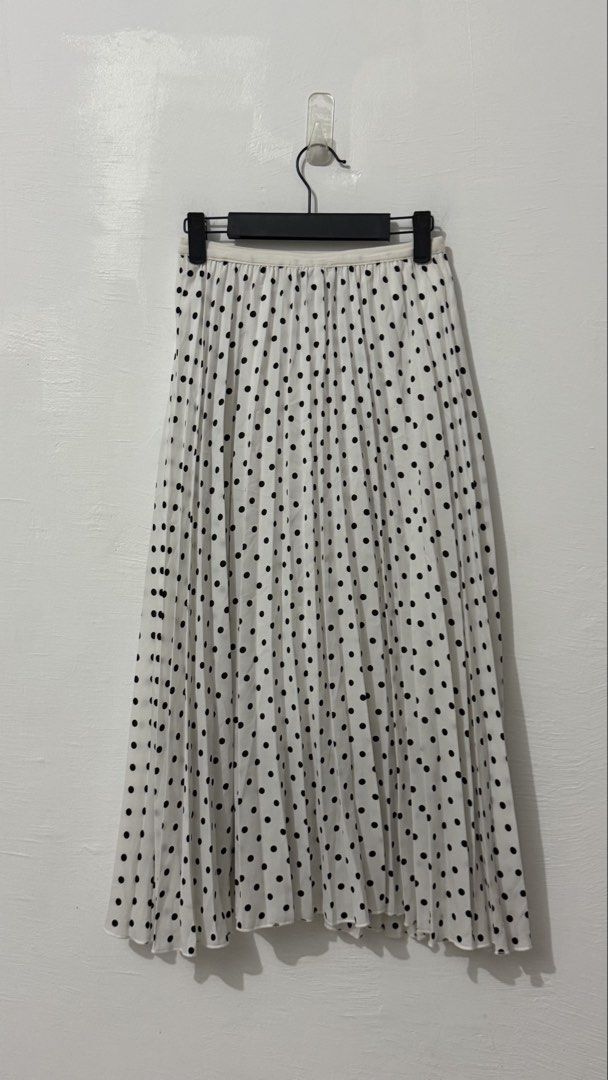 white polka dot pleated midi skirt (Category: Skirts) located in Cordova. Submitted by thedecluterrer (Listing ID 1467606789, Image 2). Description: .