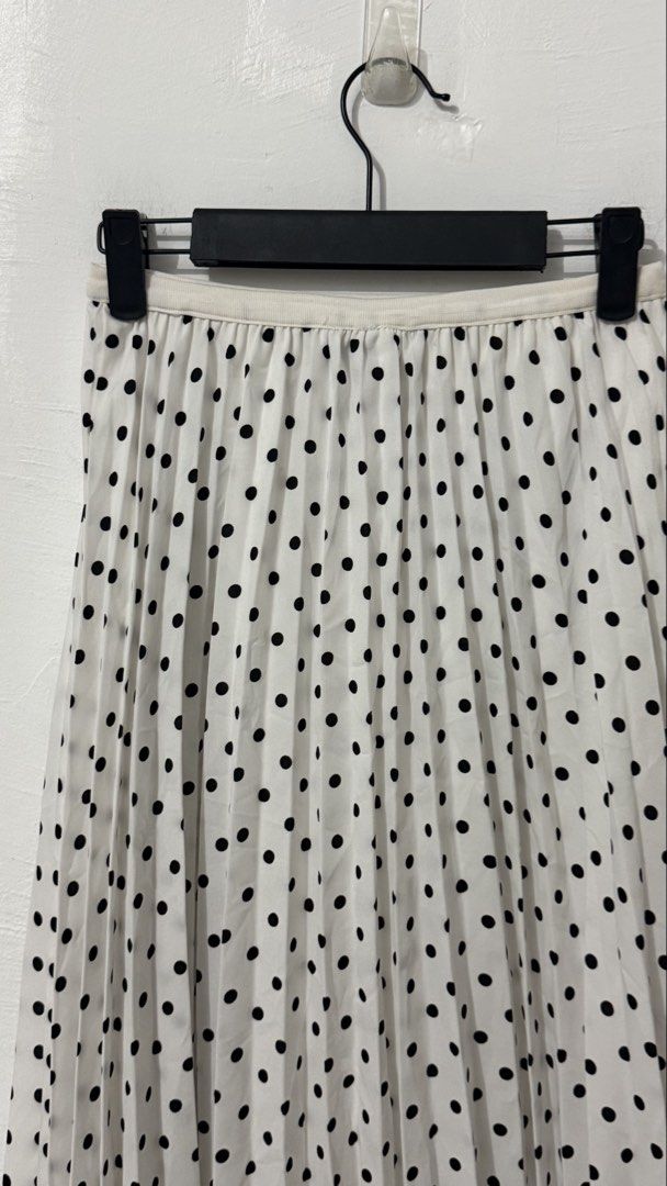 white polka dot pleated midi skirt (Category: Skirts) located in Cordova. Submitted by thedecluterrer (Listing ID 1467606789, Image 3). Description: .