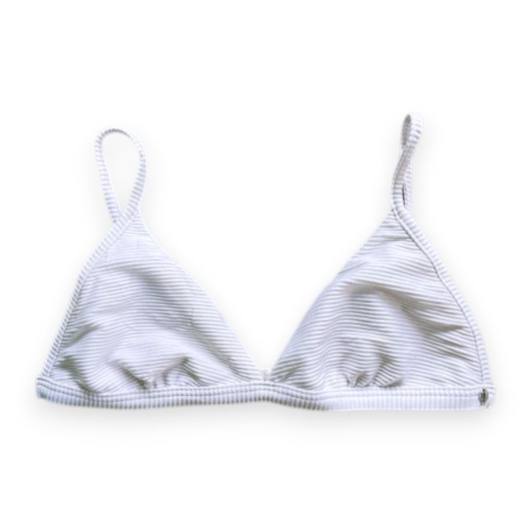 White Ribbed Triangle Bikini Top (Category: Bikinis & Swimsuits) located in Rizal. Submitted by sheeraay (Listing ID 1467648134, Image 1). Description: - Color: White - Style: Classic triangle cups with thin shoulder straps - Material: Textured ribbed fabric.