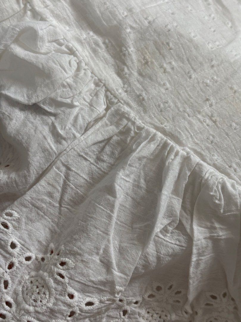 White Ruffled Top (Category: Blouses) located in Quezon City. Submitted by chrissie__ (Listing ID 1467686220, Image 3). Description: ▪️Used 3x.