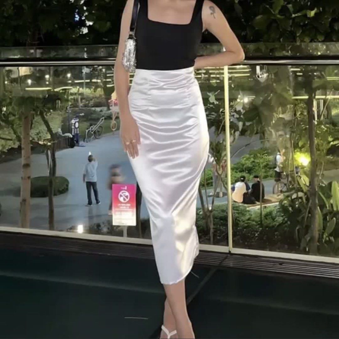 White Satin Midi Skirt (Category: Skirts) located in Quezon City. Submitted by patriciaxx (Listing ID 1467766008, Image 2). Description: .
