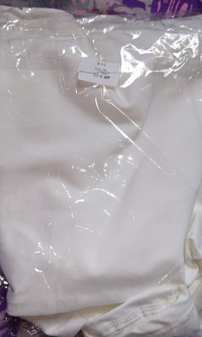 White Skirt (Category: Skirts) located in Manila. Submitted by oreobao (Listing ID 1467626140, Image 2). Description: Never been used small to medium (Stretchable).
