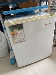GOOD MOLECULES 迷你化妝品櫃, 家庭電器, 廚房電器, 雪櫃及冰櫃 - Carousell