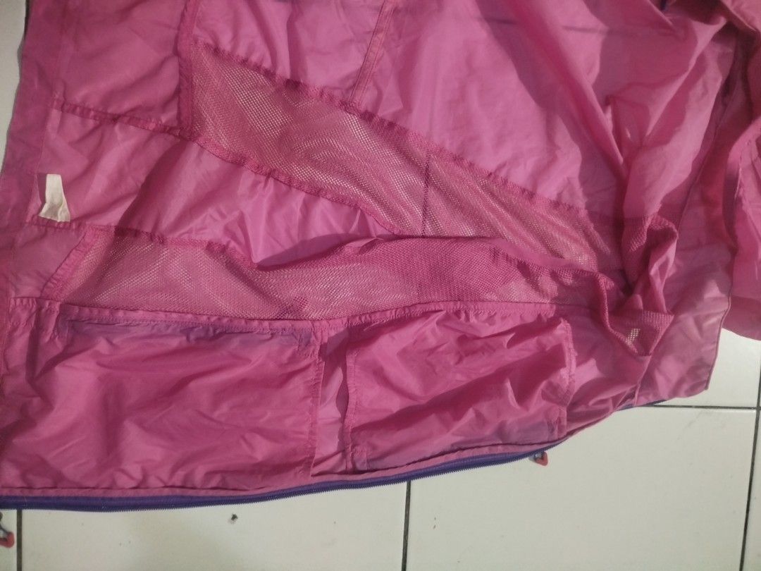 Windbreaker sleeveless (Category: Coats, Jackets and Outerwear) located in Davao. Submitted by purple_stitch87 (Listing ID 1467731574, Image 2). Description: with more inside pockets for water,phones etc. medium -large.