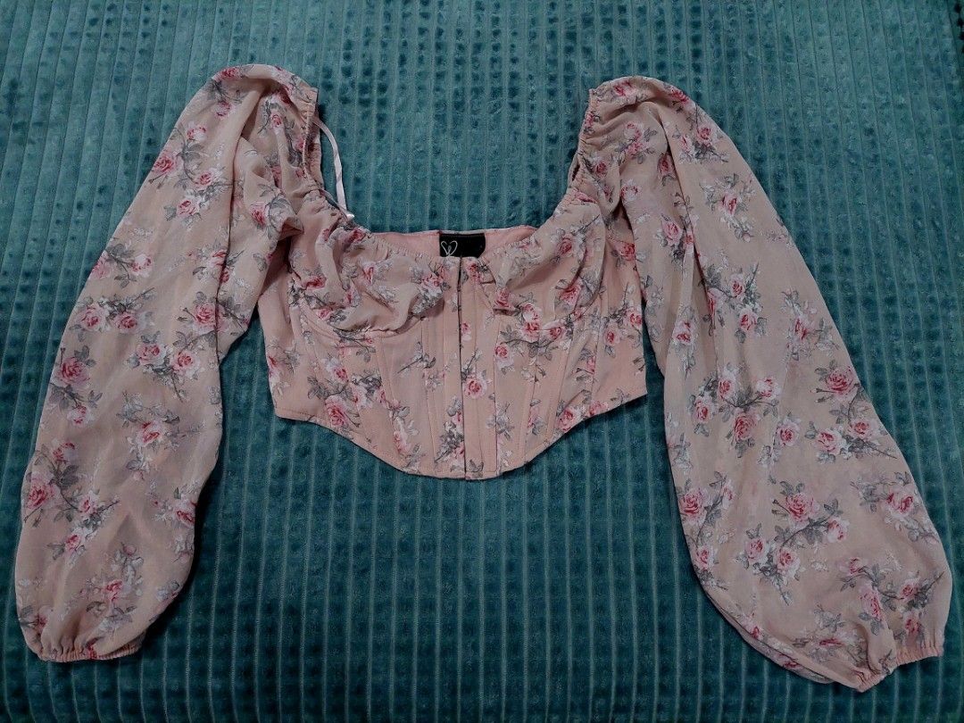 Windsor Full bloom corset top (Category: Others Tops) located in San Rafael. Submitted by MYKZ_ONLINESHOP (Listing ID 1467645990, Image 2). Description: for sale windsor full bloom corset top in very good condition, (can fit small-medium size) see details in photos provided thanks PTPA .no to bogus buyer & Joy reserver! courier: J&T/LBC.