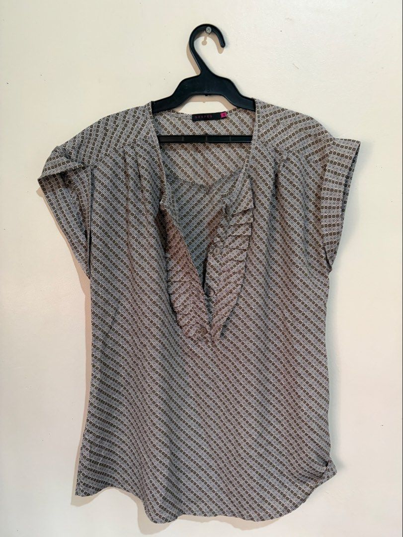 Women Blouse (Category: Blouses) located in Manila. Submitted by serra_shop (Listing ID 1467639657, Image 1). Description: Shapes 10/10 All buttons complete Location : Pampanga Courier : J&T.