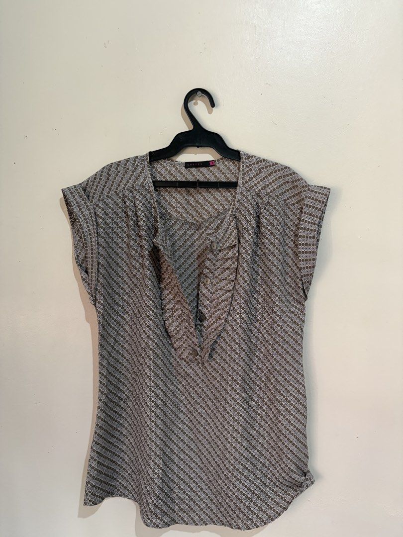Women Blouse (Category: Blouses) located in Manila. Submitted by serra_shop (Listing ID 1467639657, Image 2). Description: Shapes 10/10 All buttons complete Location : Pampanga Courier : J&T.