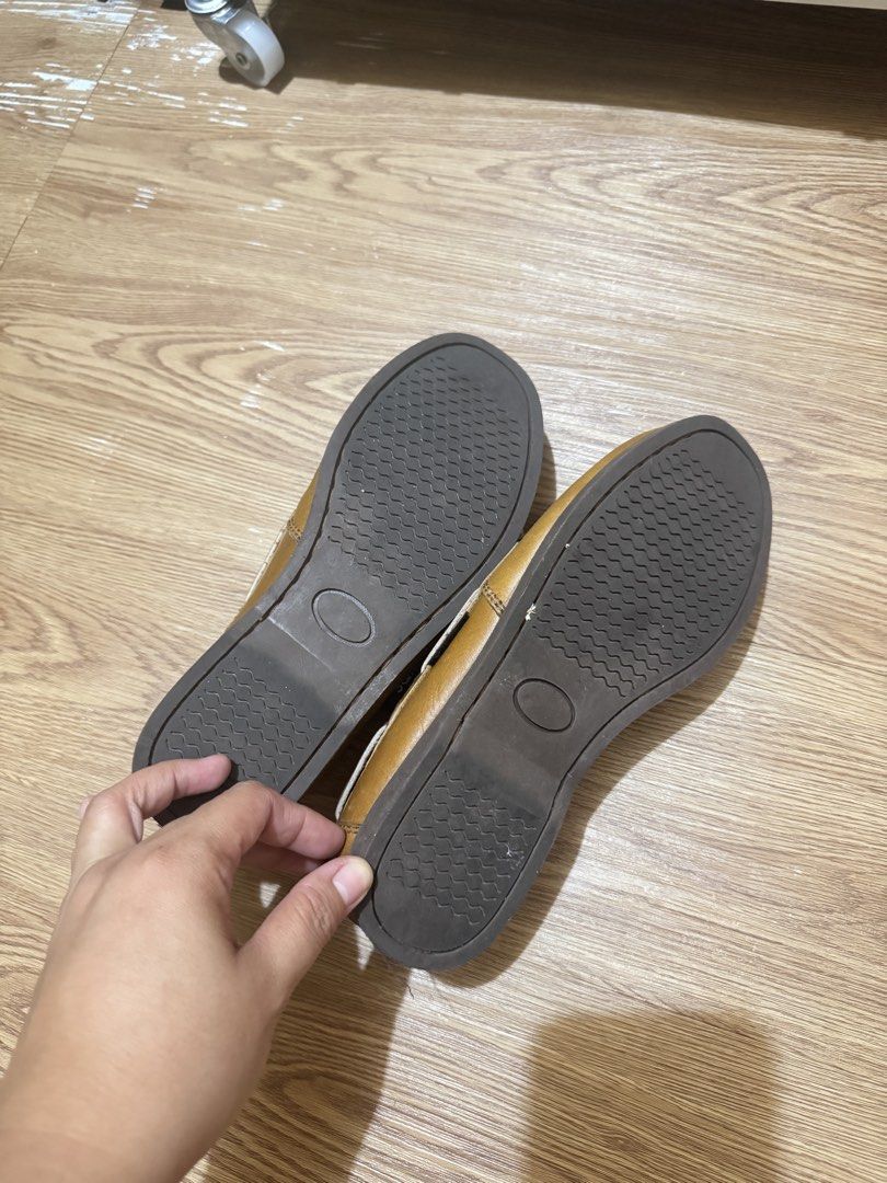Women Loafers (Category: Loafers) located in Quezon City. Submitted by kittycatmom (Listing ID 1467734230, Image 3). Description: Used once only 100% leather No issues Loc: Proj 8, QC For the strays na pinapakain ko, wag na po tawaran please. Thank you. .