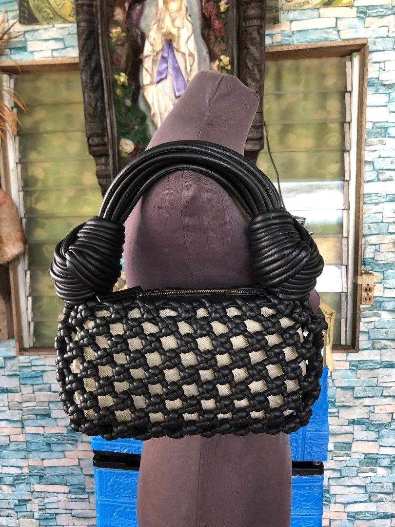 woven leather (Category: Luxury Bags & Wallets) located in Ozamiz City. Submitted by kapesteba112457 (Listing ID 1467650515, Image 1). Description: b0tt3g@ v3n3t@ doubl3 kN0t Handle!! Ganda! ❤️10500 ❤️Woven Leather with canvas lining! Pasok pang regalo ganda pang rampa 🩷❤️😍 selected preloved . From japan korea...