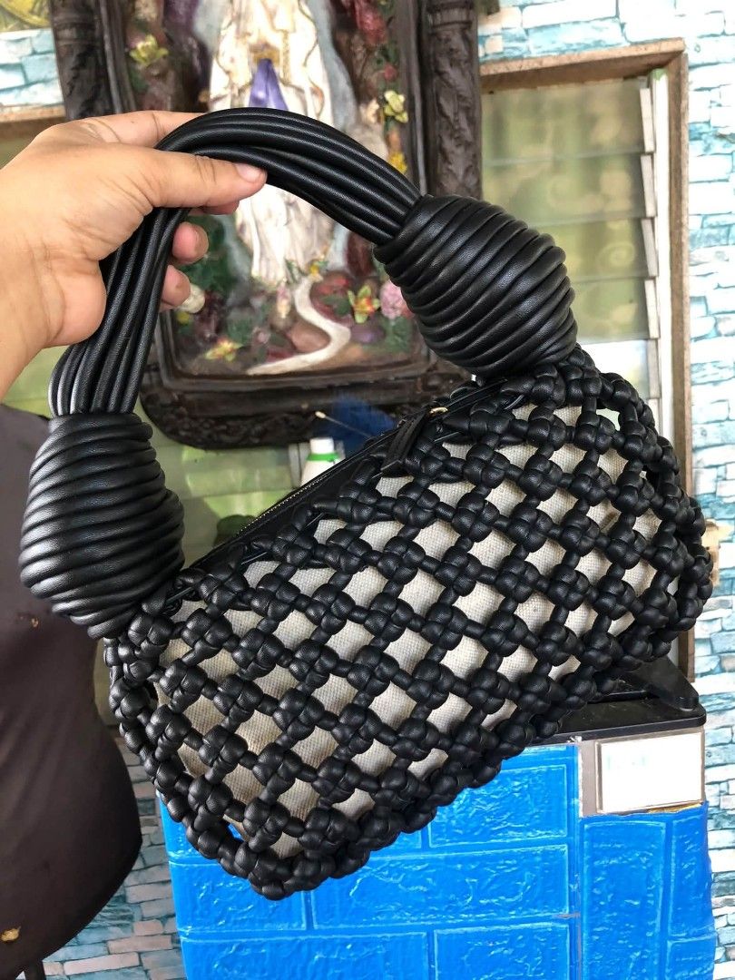 woven leather (Category: Luxury Bags & Wallets) located in Ozamiz City. Submitted by kapesteba112457 (Listing ID 1467650515, Image 2). Description: b0tt3g@ v3n3t@ doubl3 kN0t Handle!! Ganda! ❤️10500 ❤️Woven Leather with canvas lining! Pasok pang regalo ganda pang rampa 🩷❤️😍 selected preloved . From japan korea...
