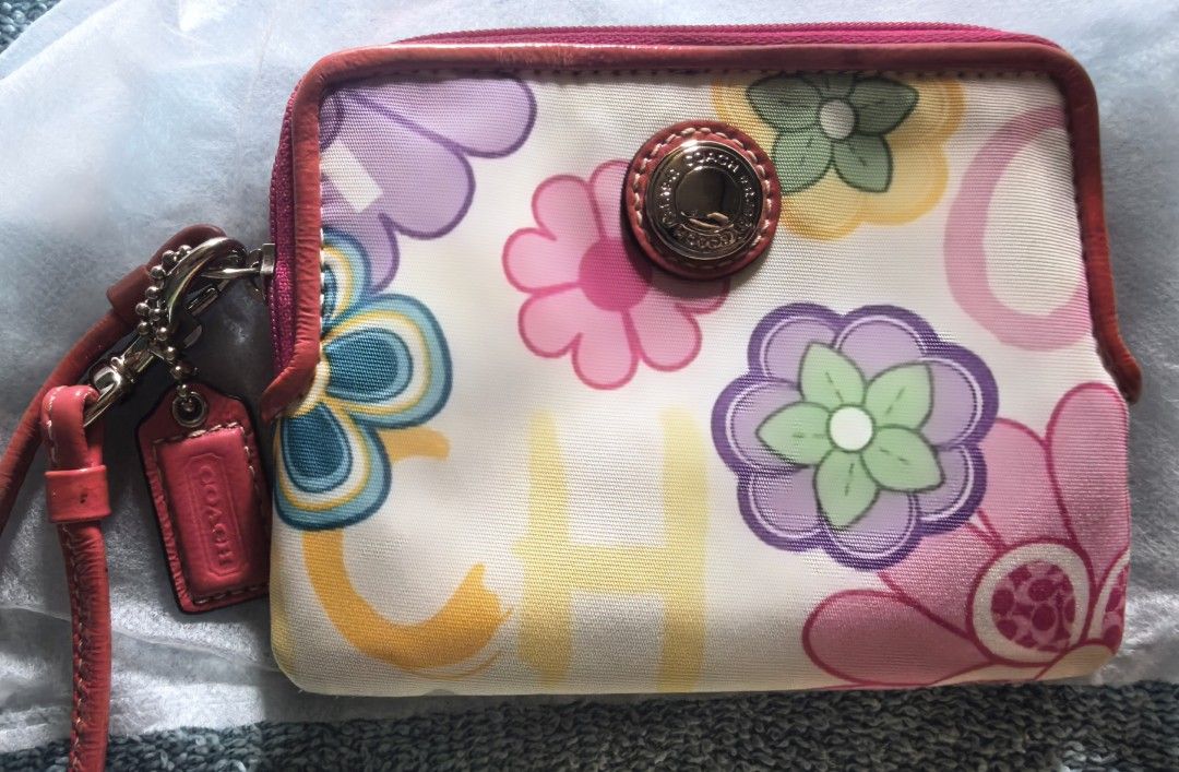Wristlet C-o-A-c-H (Category: Wallets & Card holders) located in Manila. Submitted by khulet2008 (Listing ID 1467769104, Image 2). Description: C-o-A-c-H wristlet Nylon, canvas, patent leather materials. With card slots. Excellent condition Fixed price posted Japan source item.