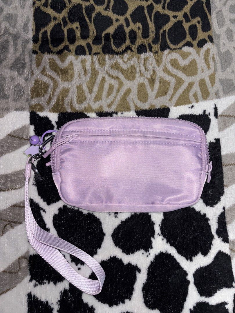 Wristlet Long Wallet (Category: Wallets & Card holders) located in Taguig. Submitted by geminicvnt14 (Listing ID 1467629930, Image 2). Description: - preloved - nylon material.