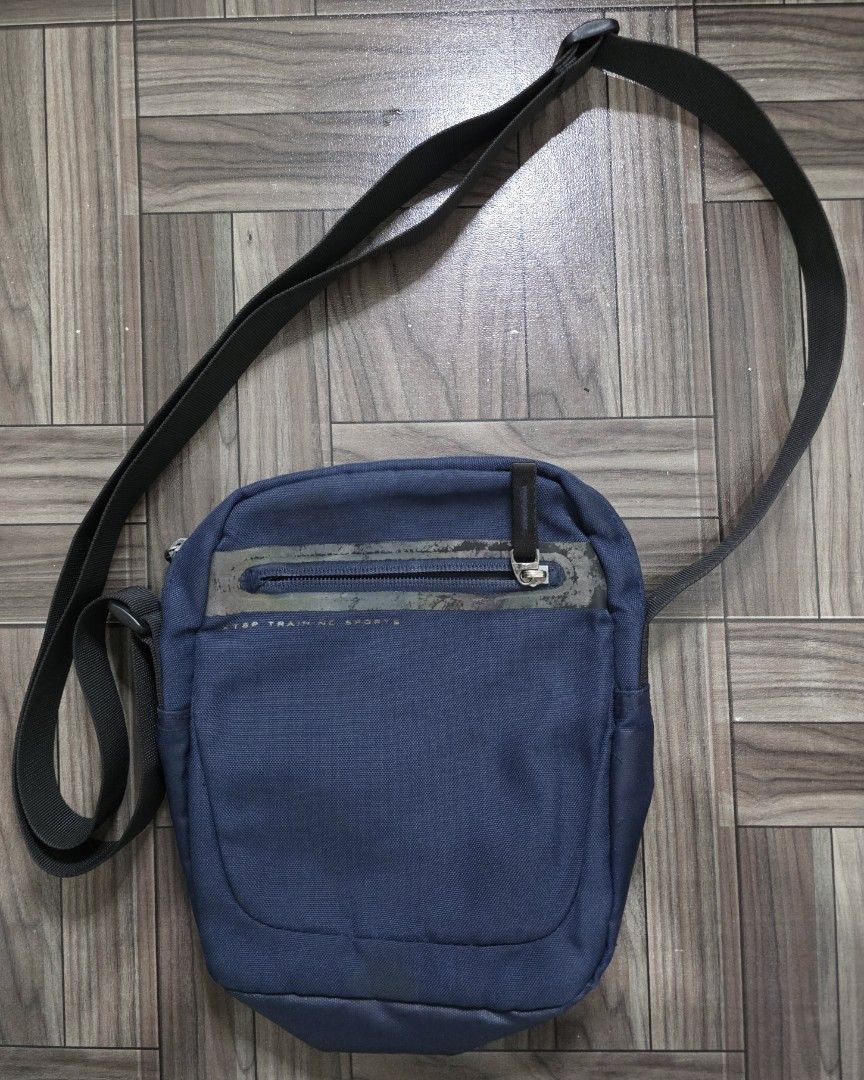 XTEP Men Shoudler Sling Bag (Category: Sling Bags) located in Quezon City. Submitted by thriftstershop (Listing ID 1467759559, Image 1). Description: Brand: Xtep Condition: Very Good Meet up: Trinoma or LRT 2 Anonas Shipping: LBC - Weekdays J&T - Weekends.