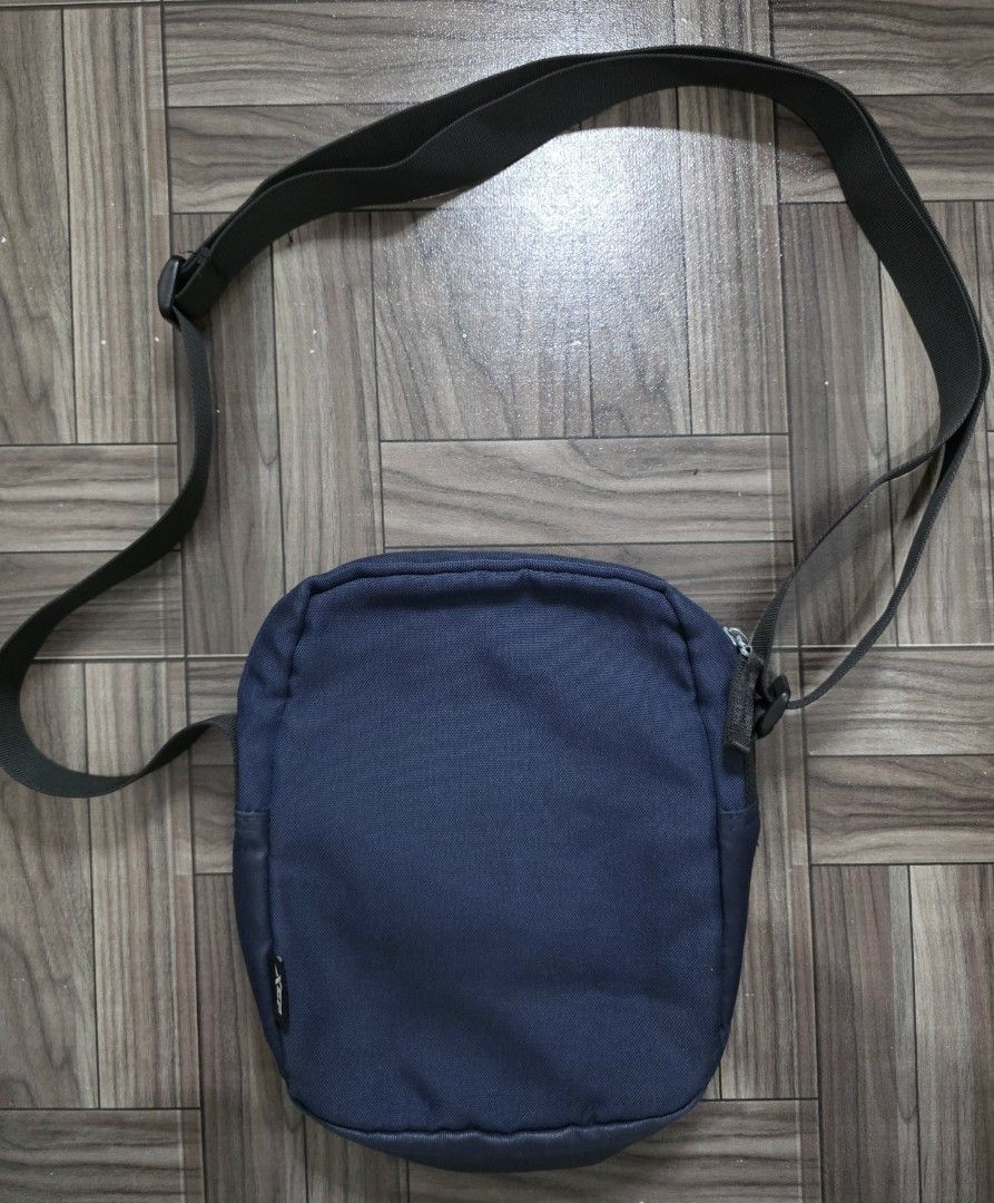 XTEP Men Shoudler Sling Bag (Category: Sling Bags) located in Quezon City. Submitted by thriftstershop (Listing ID 1467759559, Image 2). Description: Brand: Xtep Condition: Very Good Meet up: Trinoma or LRT 2 Anonas Shipping: LBC - Weekdays J&T - Weekends.