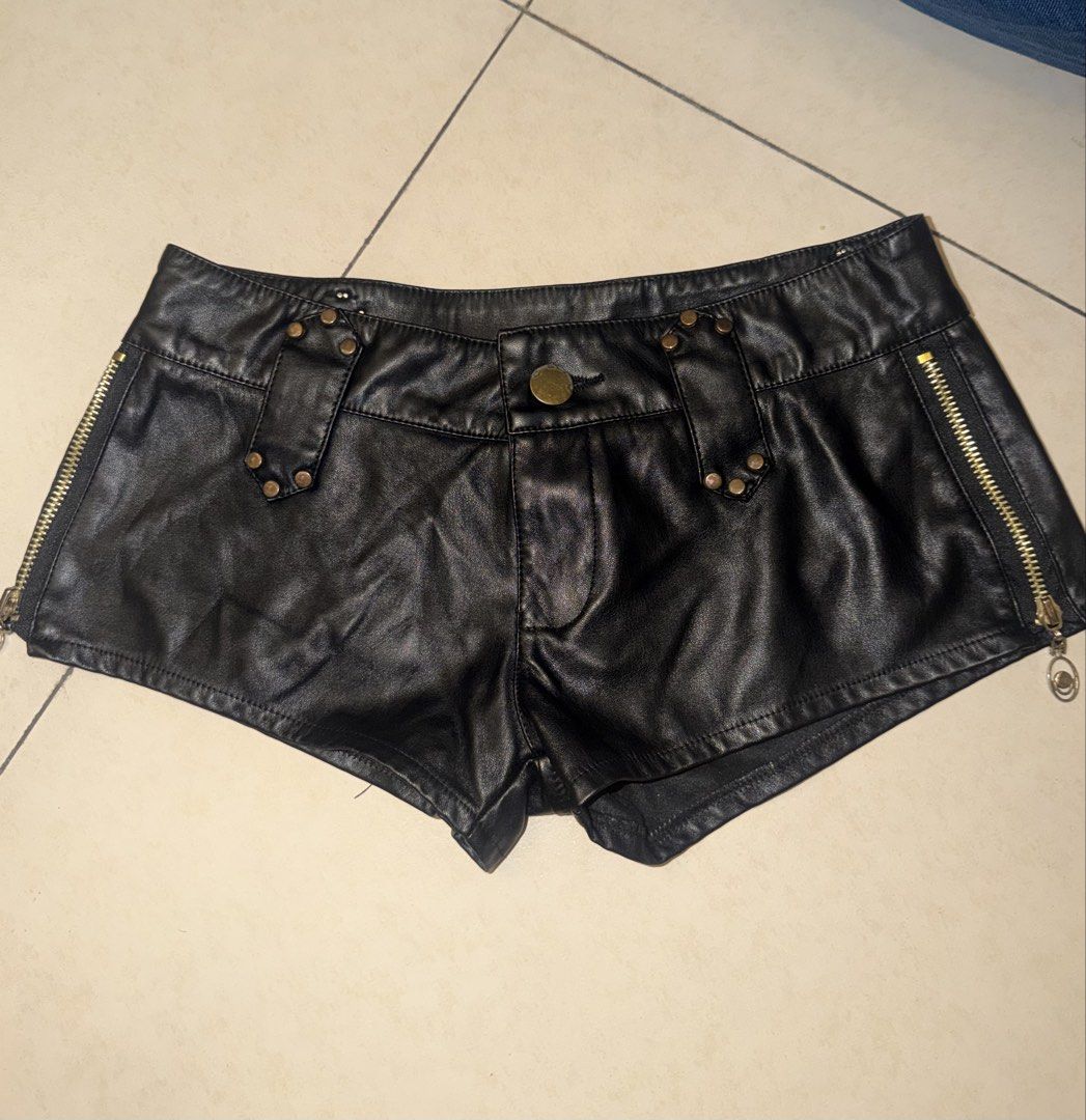 Y2K Black Low Waist Shorts (Category: Shorts) located in Manila. Submitted by misty186 (Listing ID 1467729152, Image 1). Description: .