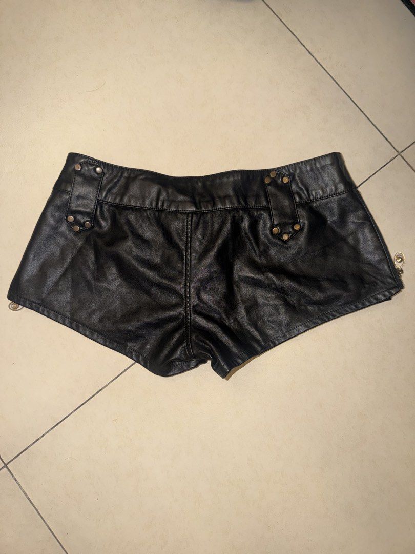 Y2K Black Low Waist Shorts (Category: Shorts) located in Manila. Submitted by misty186 (Listing ID 1467729152, Image 2). Description: .