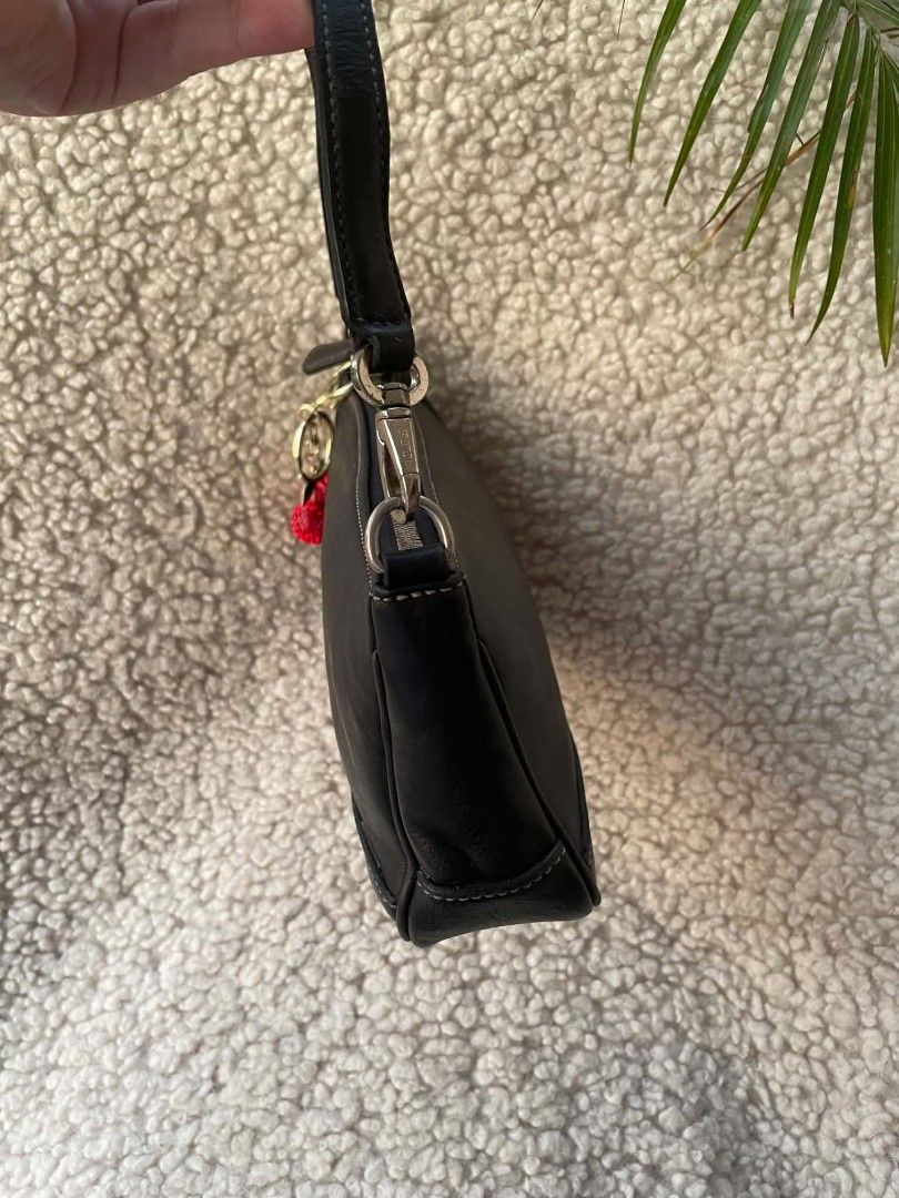 y2k Coach Hamptons Demi Pochette (Category: Clutches) located in Bulacan. Submitted by bagzandboujee_ (Listing ID 1467790413, Image 3). Description: y2k Coach Hamptons Demi Pochette ʀᴀɴᴋ ʙ ᴘʜᴘ ♥︎ 1,800 Stiff handle rubs ♥︎ ᴀʟʟ ꜱᴀʟᴇꜱ ᴀʀᴇ ꜰɪɴᴀʟ ᴋɪɴᴅʟʏ ʀᴇᴠɪᴇᴡ ᴀʟʟ ᴘʜᴏᴛᴏꜱ & ᴅᴇꜱᴄʀɪᴘᴛɪᴏɴ ʙᴇꜰᴏʀᴇ ᴘᴜʀᴄʜᴀꜱɪɴɢ. ᴄʜᴀʀᴍꜱ | ᴀᴄᴄᴇꜱꜱᴏʀʏ | ᴇxᴛᴇɴᴅᴇʀ ɴᴏᴛ ɪɴᴄʟᴜᴅᴇᴅ ꜰᴏʀ ᴅɪꜱᴘʟᴀʏ ᴘʜᴏᴛᴏ ᴘᴜʀᴘᴏꜱᴇꜱ ᴏɴʟʏ.