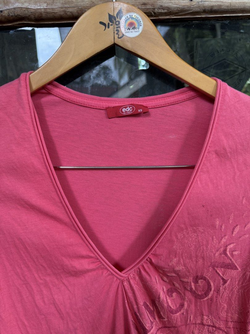 Y2K EDC by Esprit V-Neck tee (Category: Shirts) located in Manolo Fortich. Submitted by thriftacktoe34 (Listing ID 1467680831, Image 3). Description: Very good condition Color rate 9/10 Size XS Dimes W15 x L24 Issue: stains sa may baba FREE shipping fee.