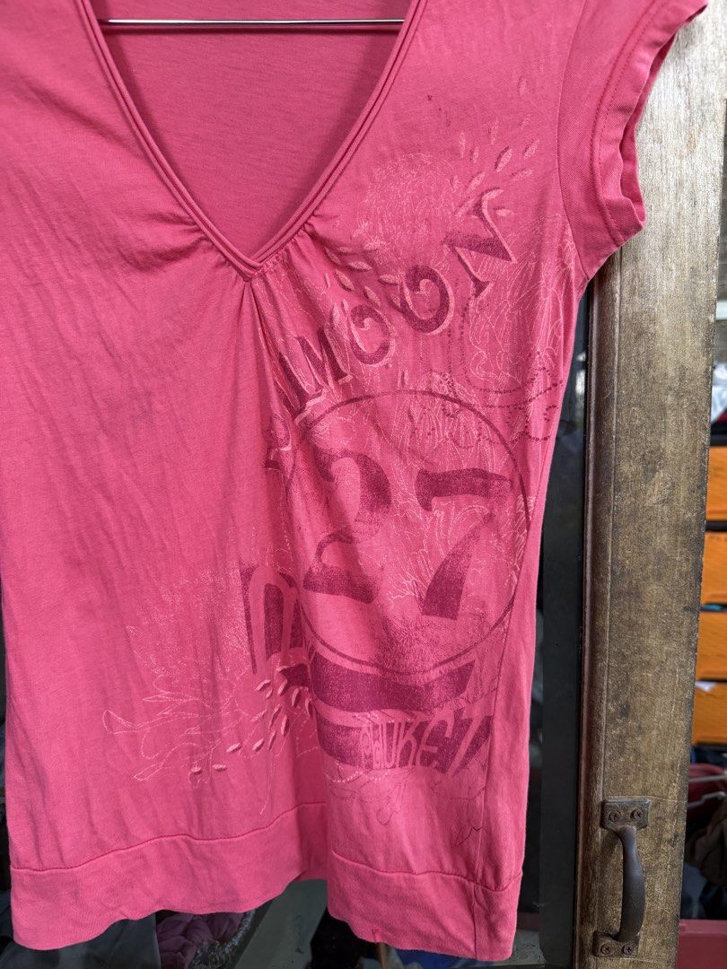 Y2K EDC by Esprit V-Neck tee (Category: Shirts) located in Manolo Fortich. Submitted by thriftacktoe34 (Listing ID 1467680831, Image 2). Description: Very good condition Color rate 9/10 Size XS Dimes W15 x L24 Issue: stains sa may baba FREE shipping fee.