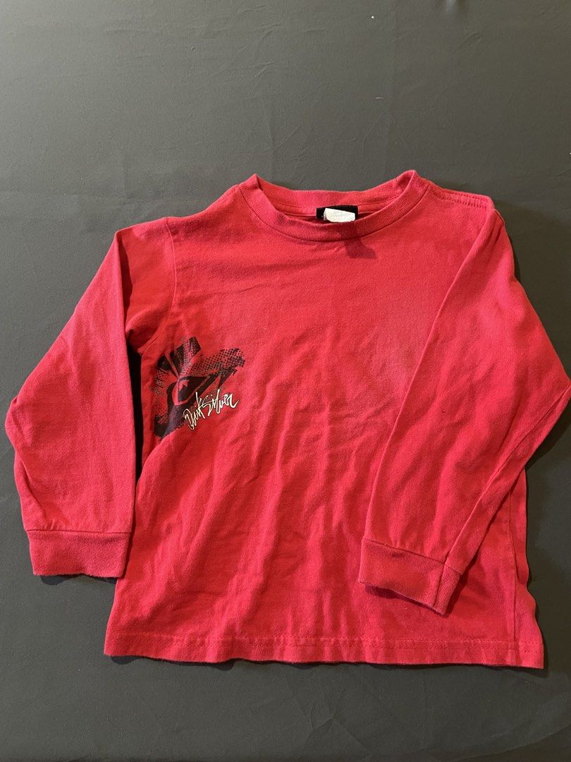 Y2k quick silver pullover (Category: Babies & Kids Fashion) located in Tarlac. Submitted by thriftwithass (Listing ID 1467677599, Image 1). Description: MAY SPOT NA FADE CHECK NIYO NALANG SA PHOTOS.