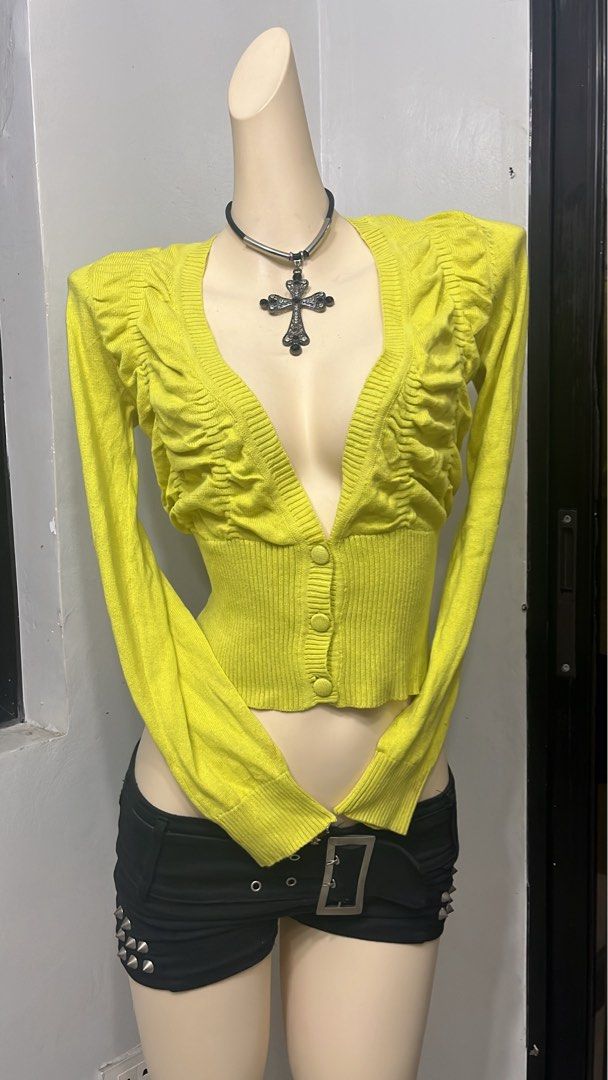 Y2k ruched cropped cardi (Category: Others Tops) located in Caloocan City. Submitted by onlyfromthepast (Listing ID 1467721130, Image 2). Description: 9/10 condition Medium ✅My bio before purchasing tia💕 ✅ All items are fresh from bales, Pls expect dirt,dust or stains.