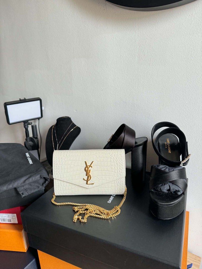 YSL heels (Category: Sneakers & Footwear) located in Mexico. Submitted by aicayukiee (Listing ID 1467651108, Image 2). Description: with papers 100% authentic fix price no issue.