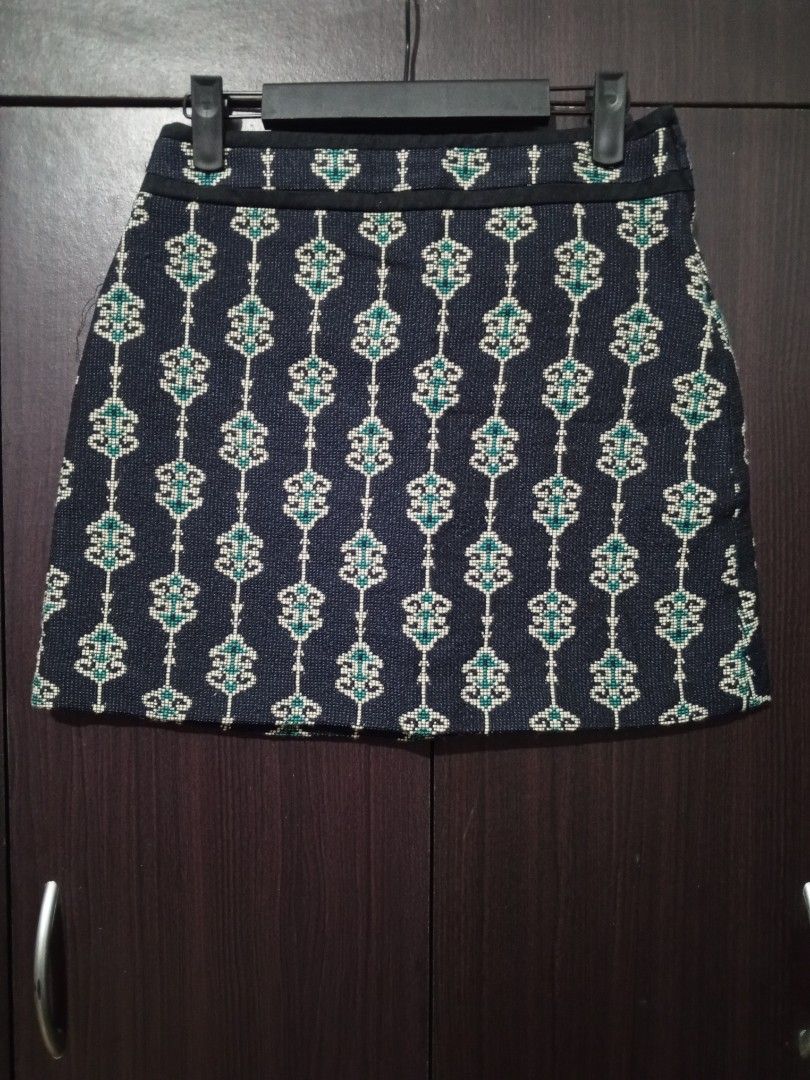 Zara Basic Navy Blue and Green Geometric Jacquard Mini Skirt (Category: Skirts) located in Santa Maria. Submitted by paulo-garcia21 (Listing ID 1467715754, Image 1). Description: size 26 on tag waist 26 length 15 hem 19.5 no flaws excellent.
