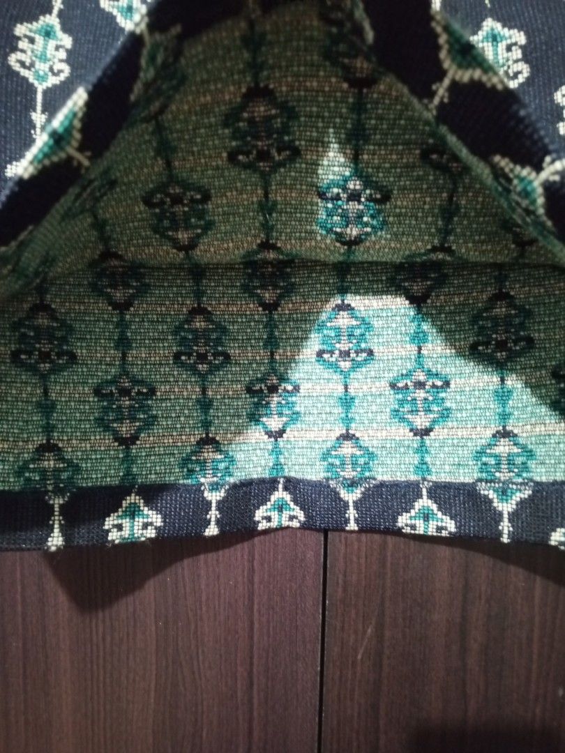 Zara Basic Navy Blue and Green Geometric Jacquard Mini Skirt (Category: Skirts) located in Santa Maria. Submitted by paulo-garcia21 (Listing ID 1467715754, Image 3). Description: size 26 on tag waist 26 length 15 hem 19.5 no flaws excellent.