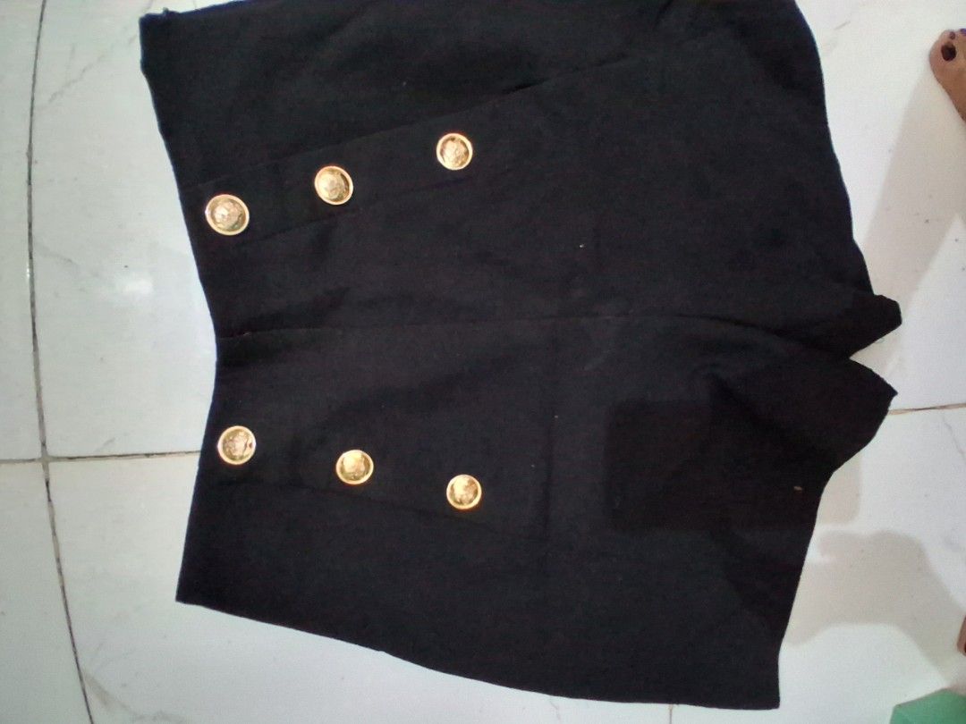 Zara Black Buttoned Shorts Size M (Category: Shorts) located in Manila. Submitted by seany_love (Listing ID 1467644719, Image 1). Description: - Brand: Zara - Size: EUR M, USA M, MEX 28 - Color: Black - Details: Gold button accents on the front, secure zip closure at the back - Origin: Made in Turkey - Condition: Clean and well-maintained piece.