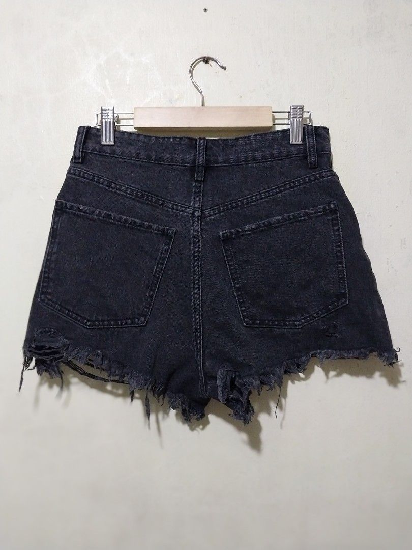 Zara Black Denim Shorts (Category: Shorts) located in Manila. Submitted by PrinceDani.Clothing (Listing ID 1467645390, Image 3). Description: zara black denim shorts Size 34 on tag 26in waist 11in length excellent condition .