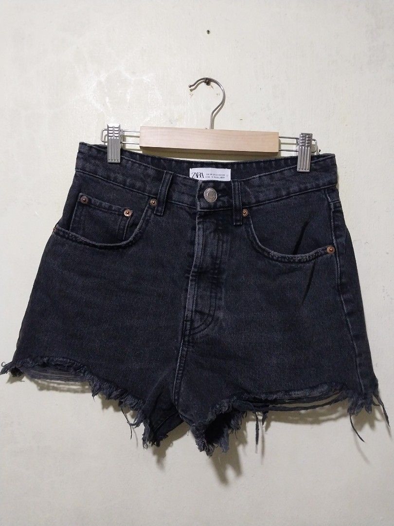 Zara Black Denim Shorts (Category: Shorts) located in Manila. Submitted by PrinceDani.Clothing (Listing ID 1467645390, Image 1). Description: zara black denim shorts Size 34 on tag 26in waist 11in length excellent condition .